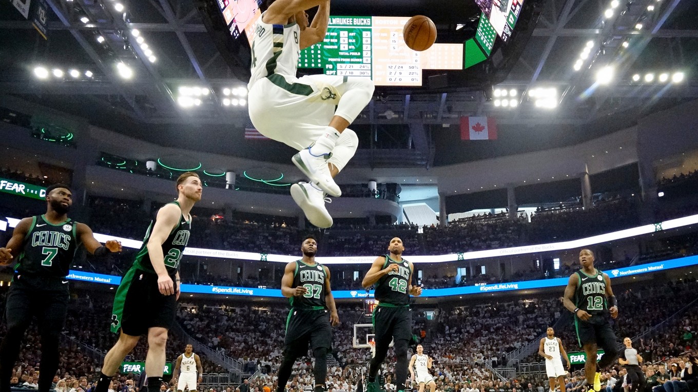 Momentka zo zápasu Milwaukee - Boston.