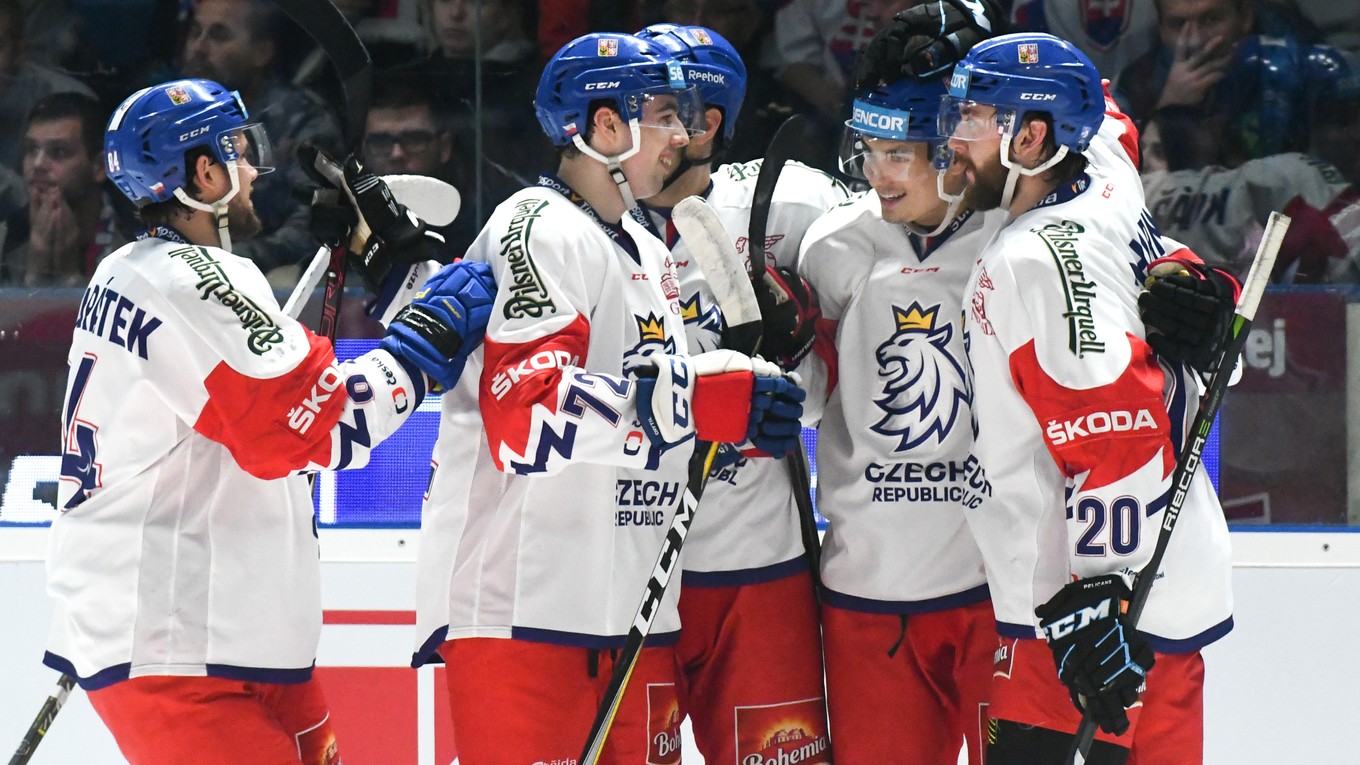 Na snímke radosť hráčov Českej republiky po góle v zápase Euro Hockey Challenge v ľadovom hokeji Slovensko - Česko v Nitre 27. apríla 2019.