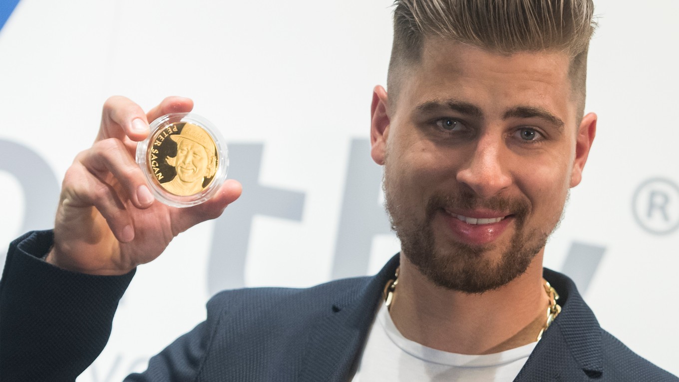 Na snímke slovenský cyklista Peter Sagan počas tlačovej konferencie pri príležitosti krstu svojej zlatej pamätnej medaily k trojnásobnému zisku titulu majstra sveta v cestnej cyklistike v Prahe 29. apríla 2019 v Prahe. Zlatá medaila váži 185 gramov a vydali ju v 100 kusovej sérii. K medaile patrí aj špeciálny certifikát.