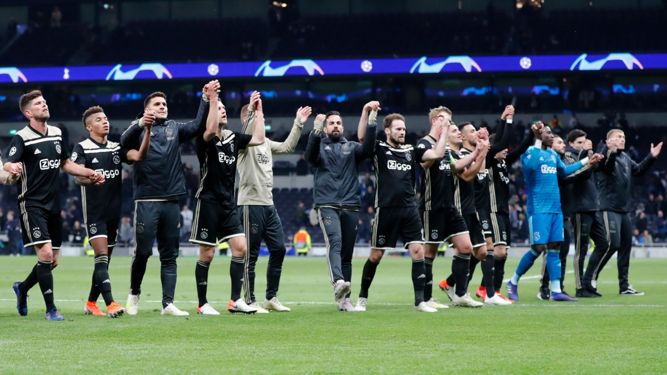 Futbalisti Ajaxu Amsterdam po zápase semifinále Ligy majstrov Ligy Majstrov na štadióne Tottenhamu.