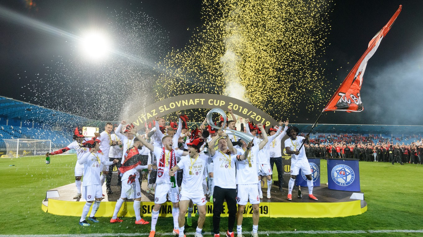 Futbalisti FC Spartak Trnava sa radujú z celkového prvenstva v Slovnaft Cupe 2018/2019, keď vo finále v Nitre zdolali hráčov MŠK Žilina.