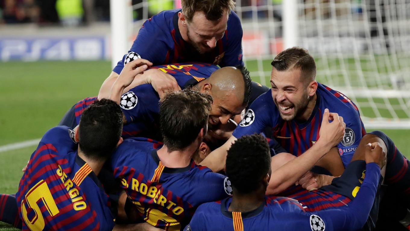 Futbalisti Barcelony oslavujú víťazstvo nad Liverpoolom v prvom zápase semifinále Ligy majstrov.