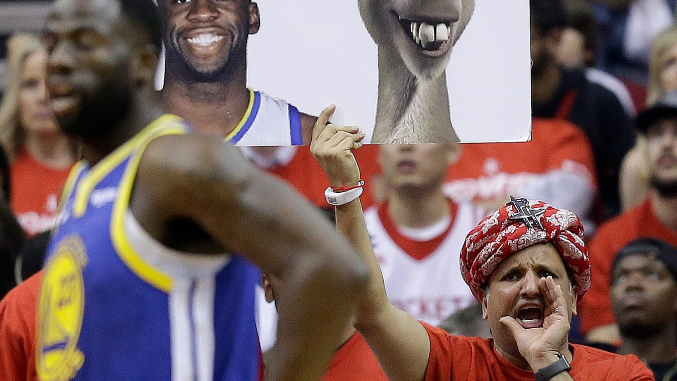 Momentka zo zápasu Houston - Golden State.