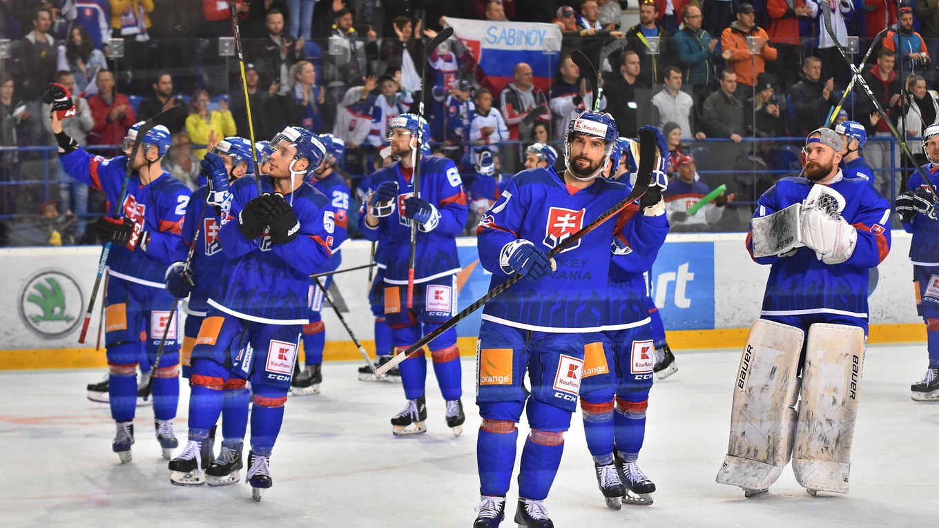 Na snímke hráči Slovenska oslavujú víťazstvo 6:1 v prípravnom zápase pred hokejovými MS 2019 Slovensko - Veľká Británia v Poprade 4. mája 2019.