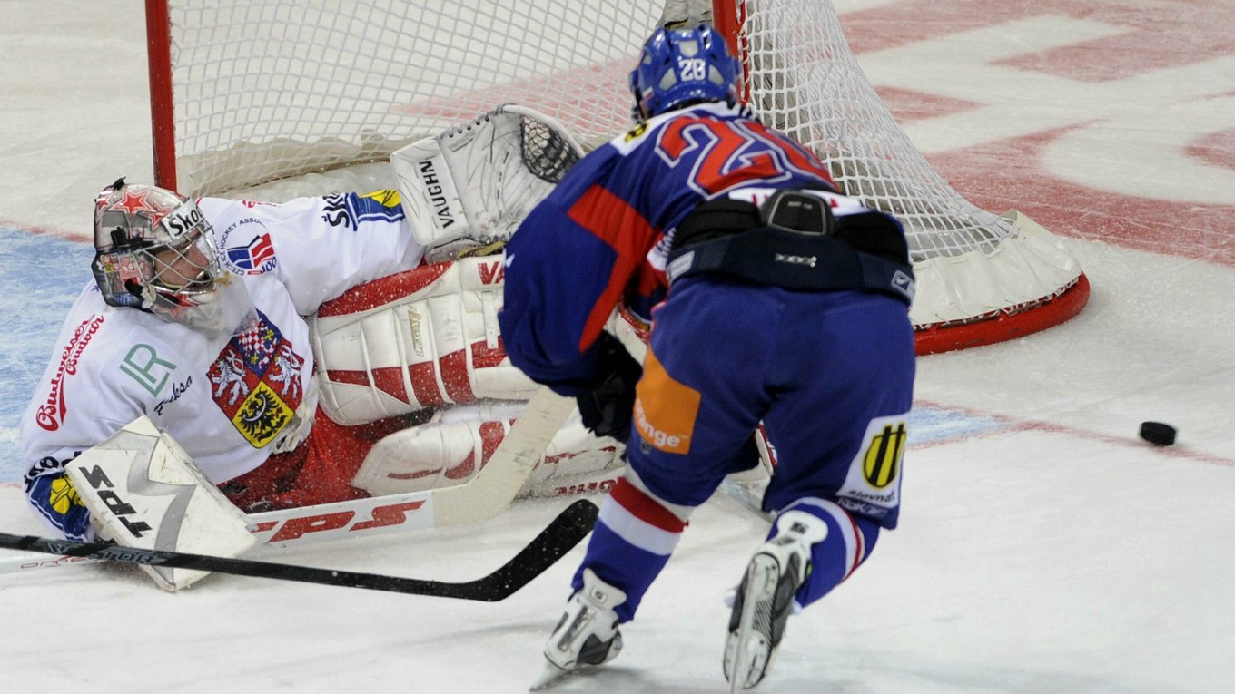 Adam Svoboda (vľavo) zneškodňuje príležitosť Slovákovi Lukášovi Hvílovi v prípravnom zápase v rámci oslavy storočnice česko-slovenského a českého hokeja 4. novembra 2008 v Prahe.
