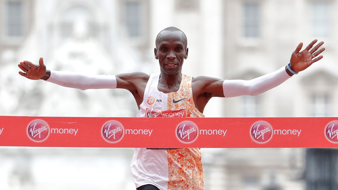 Eliud Kipchoge prichádza víťazne do cieľa tohtoročného Londýnskeho maratónu.