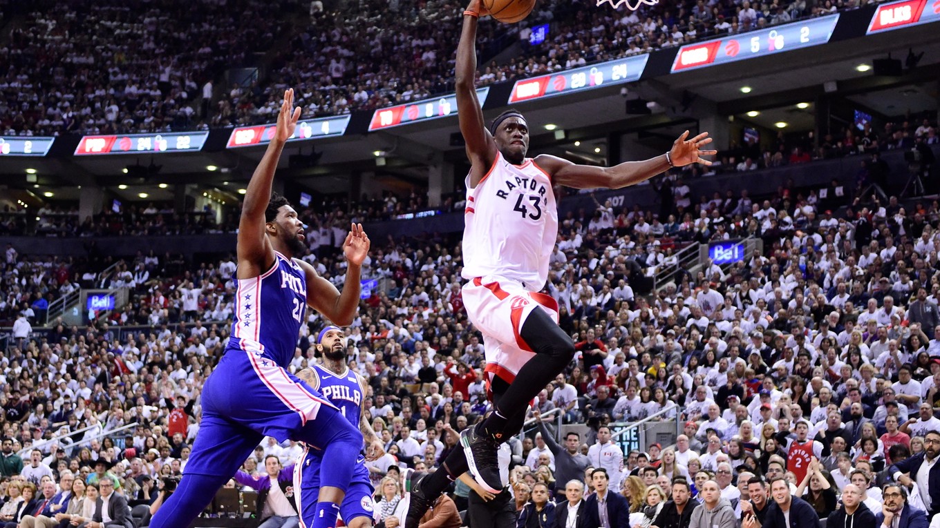 Pascal Siakam zakončuje v zápase Toronto - Philadelphia.