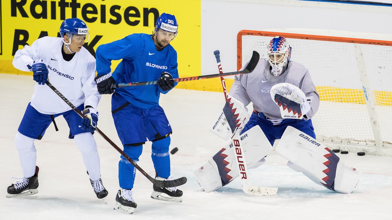 Slovenský hokejista Tomáš Tatár (C) a brankár Patrik Rybár počas tréningu slovenskej reprezentácie deň pred začiatkom Majstrovstiev sveta v ľadovom hokeji 2019.