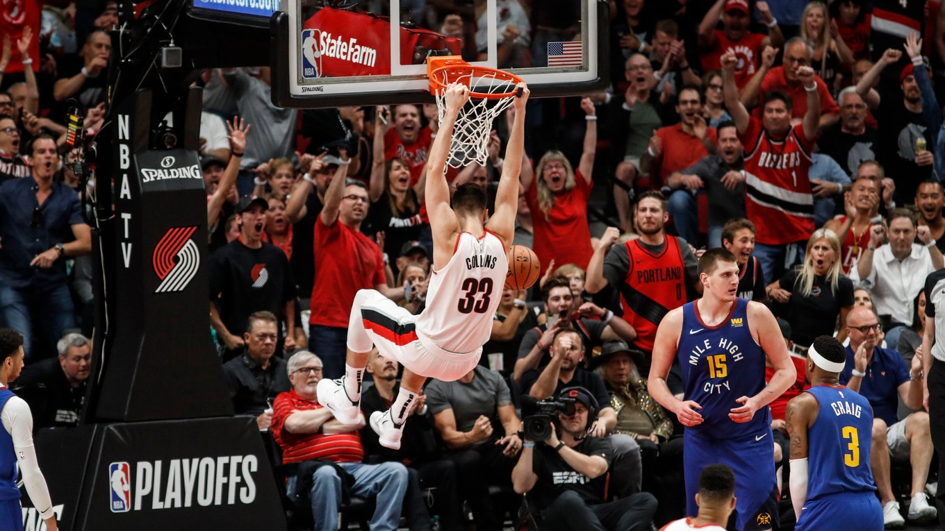 Momentka zo zápasu Portland - Denver.