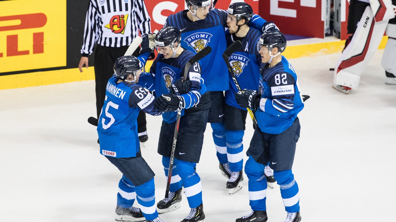Hráči Fínska oslavujú víťazstvo nad Kanadou v prvom zápase na MS v hokeji 2019.