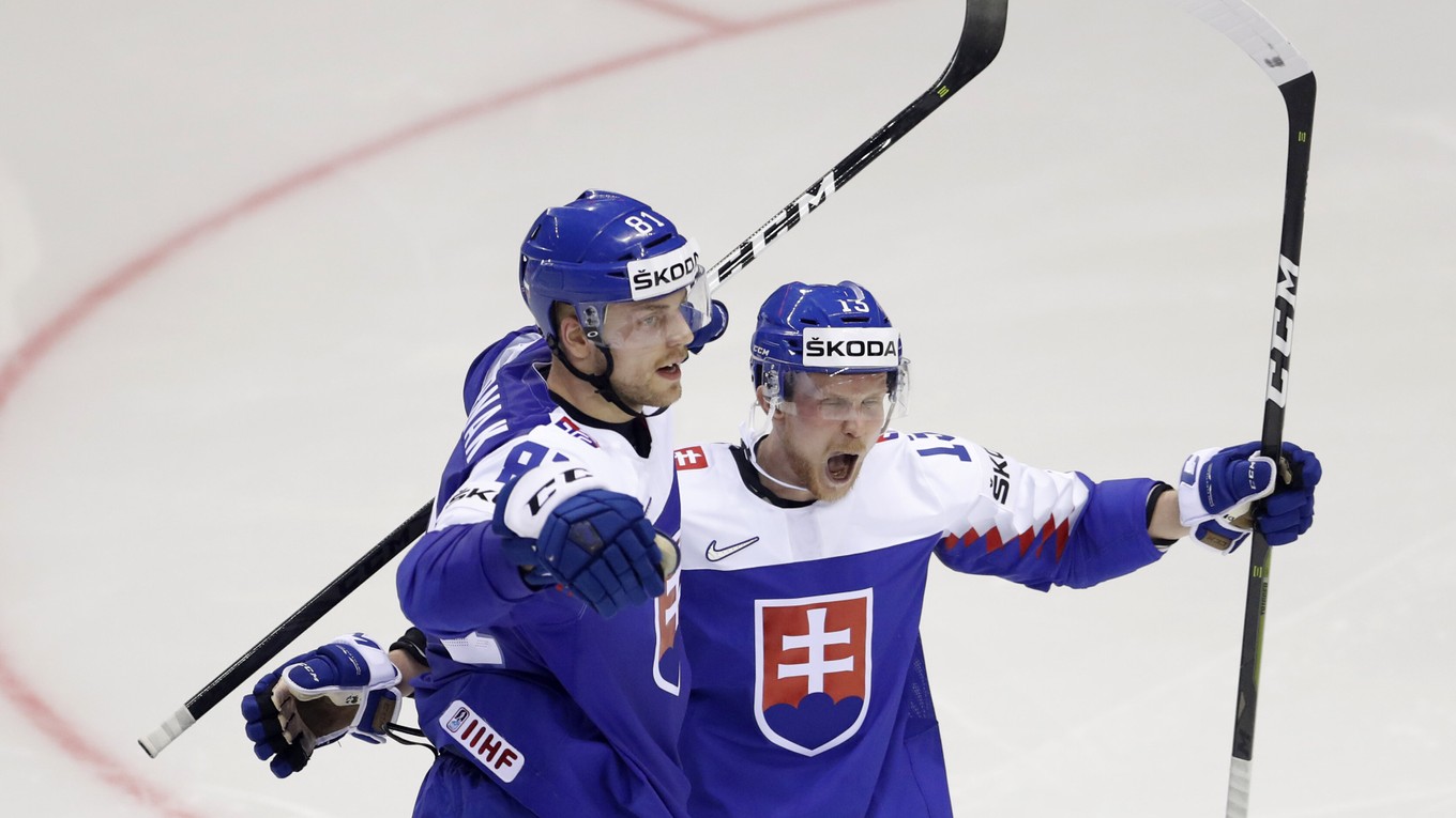 Erik Černák a Michal Krištof oslavujú gól v zápase USA - Slovensko na MS v hokeji 2019.