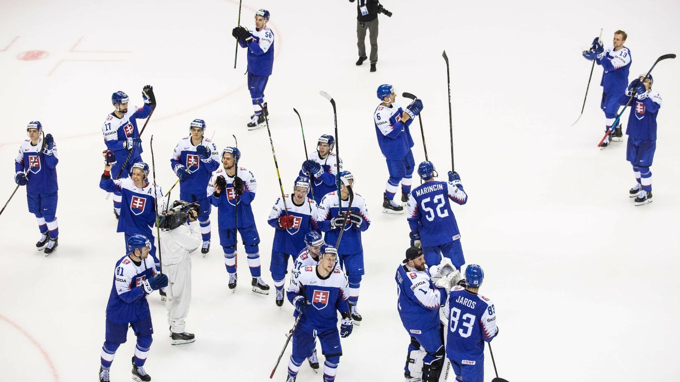 Hokejisti Slovenska ďakujú publiku v Košiciach po víťazstve nad Američanmi v úvodnom zápase na domácom šampionáte.