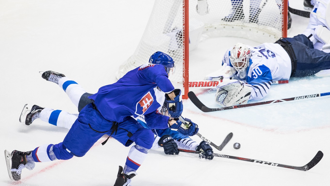 Martin Marinčin strieľa gól v zápase Slovensko - Fínsko na MS v hokeji 2019.