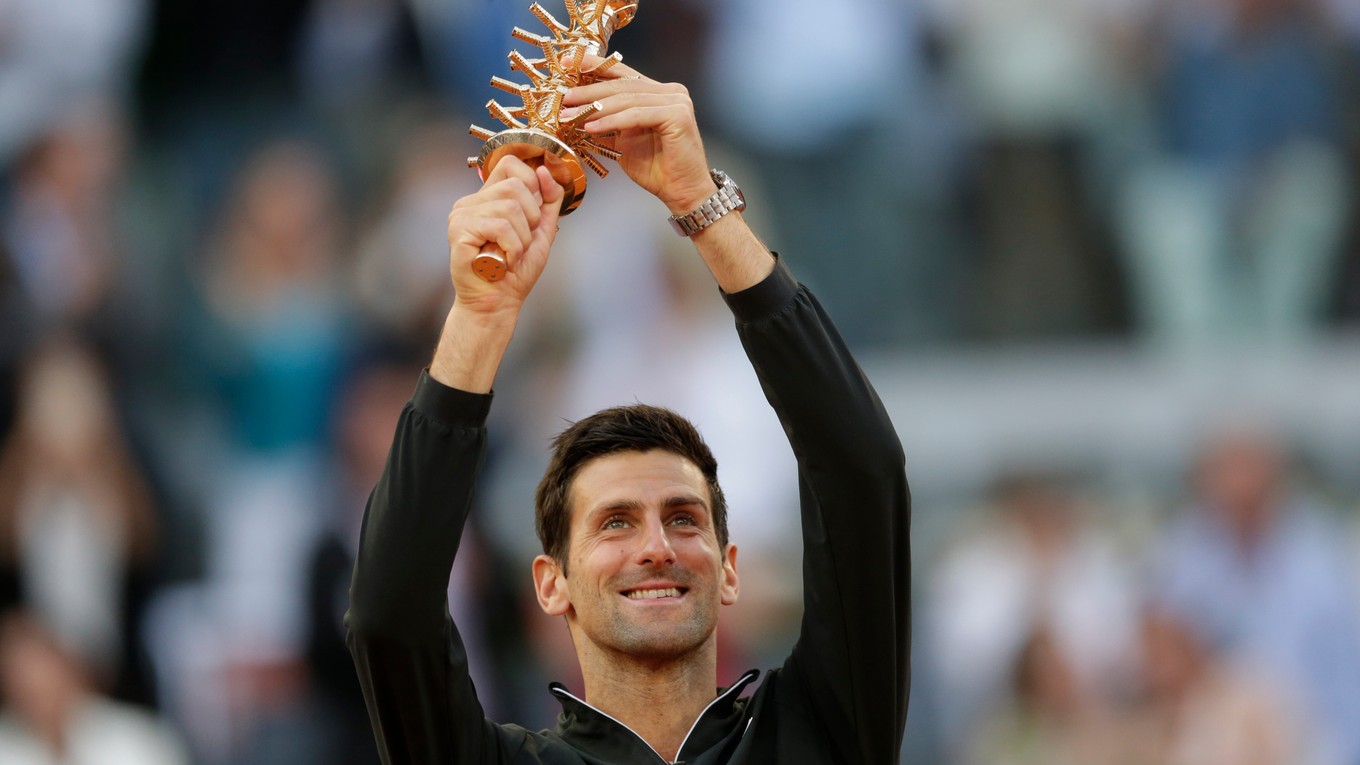 Novak Djokovič oslavuje triumf na turnaji ATP Masters v Madride.