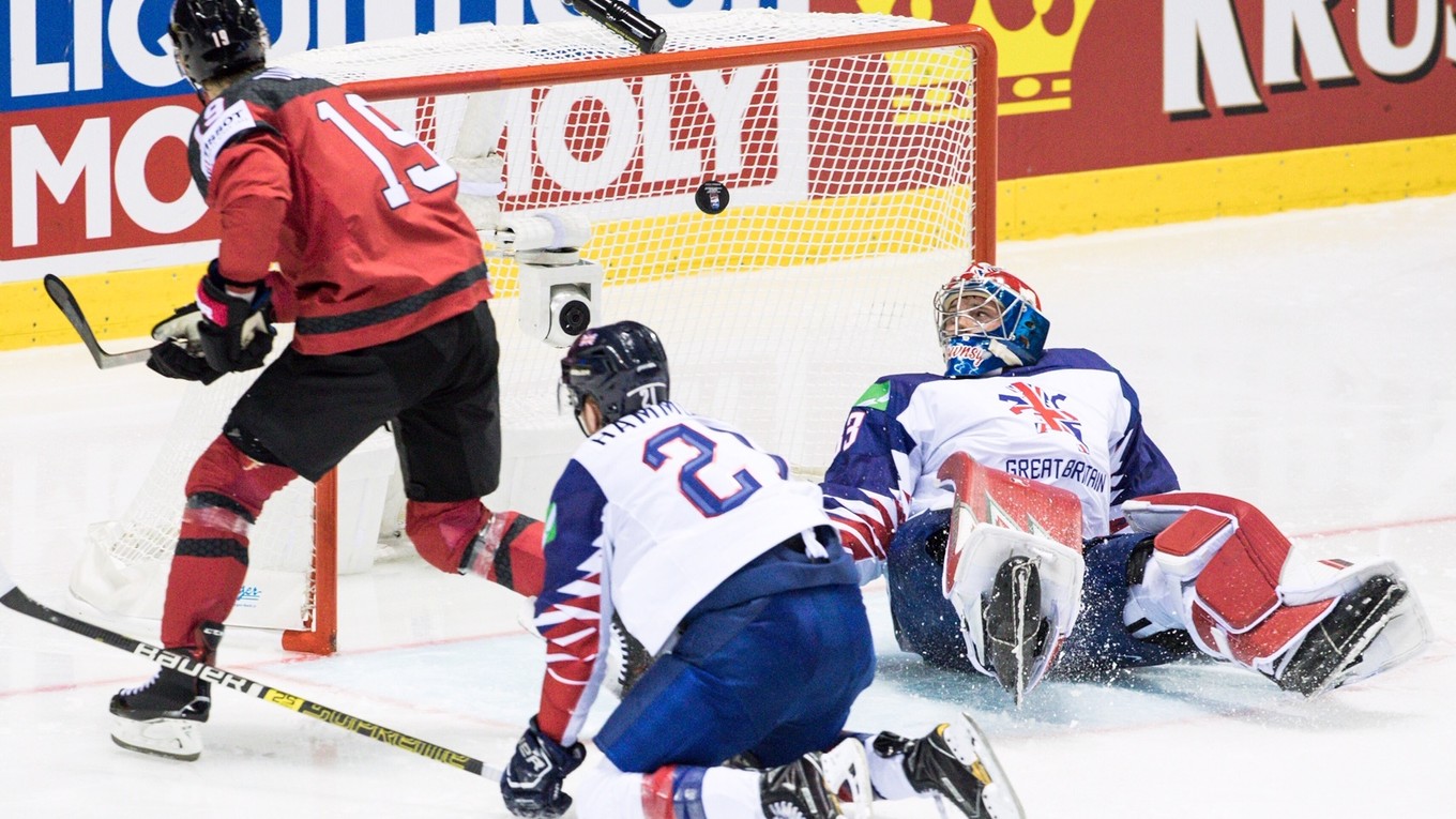 Kanaďan Kyle Turris strieľa gól v zápase Veľká Británia - Kanada na MS v hokeji 2019.