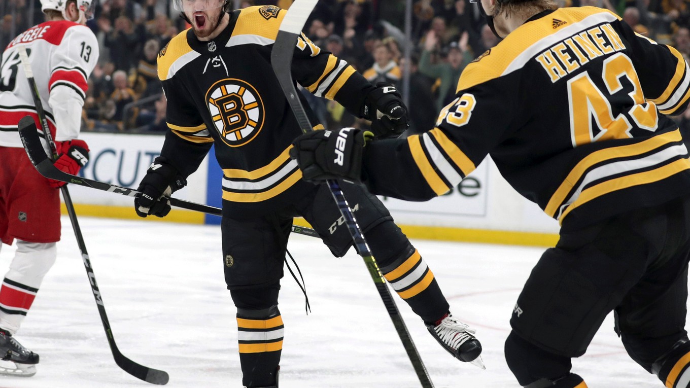 Hokejisti Bostonu Bruins po strelení gólu.