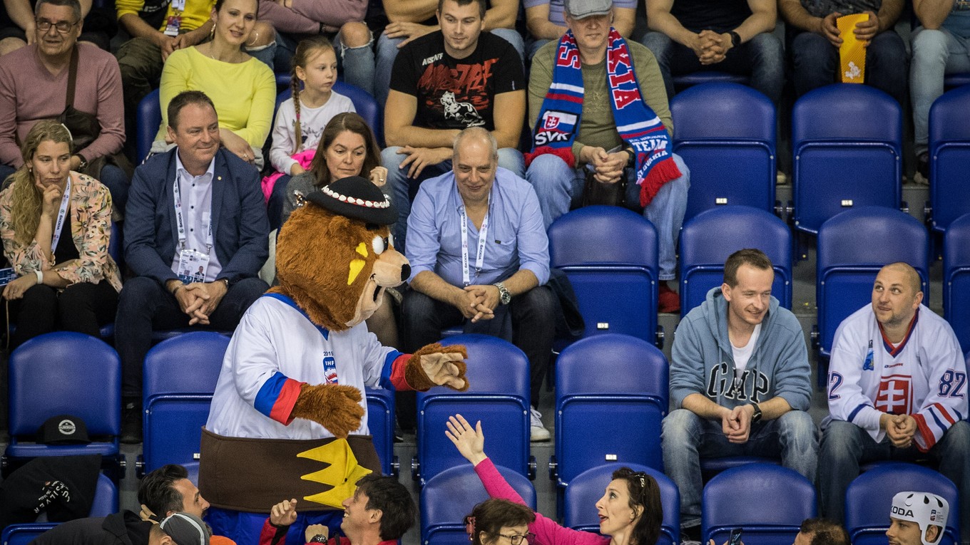 Medveď Macejko je na MS v hokeji 2019 veľmi obľúbený.