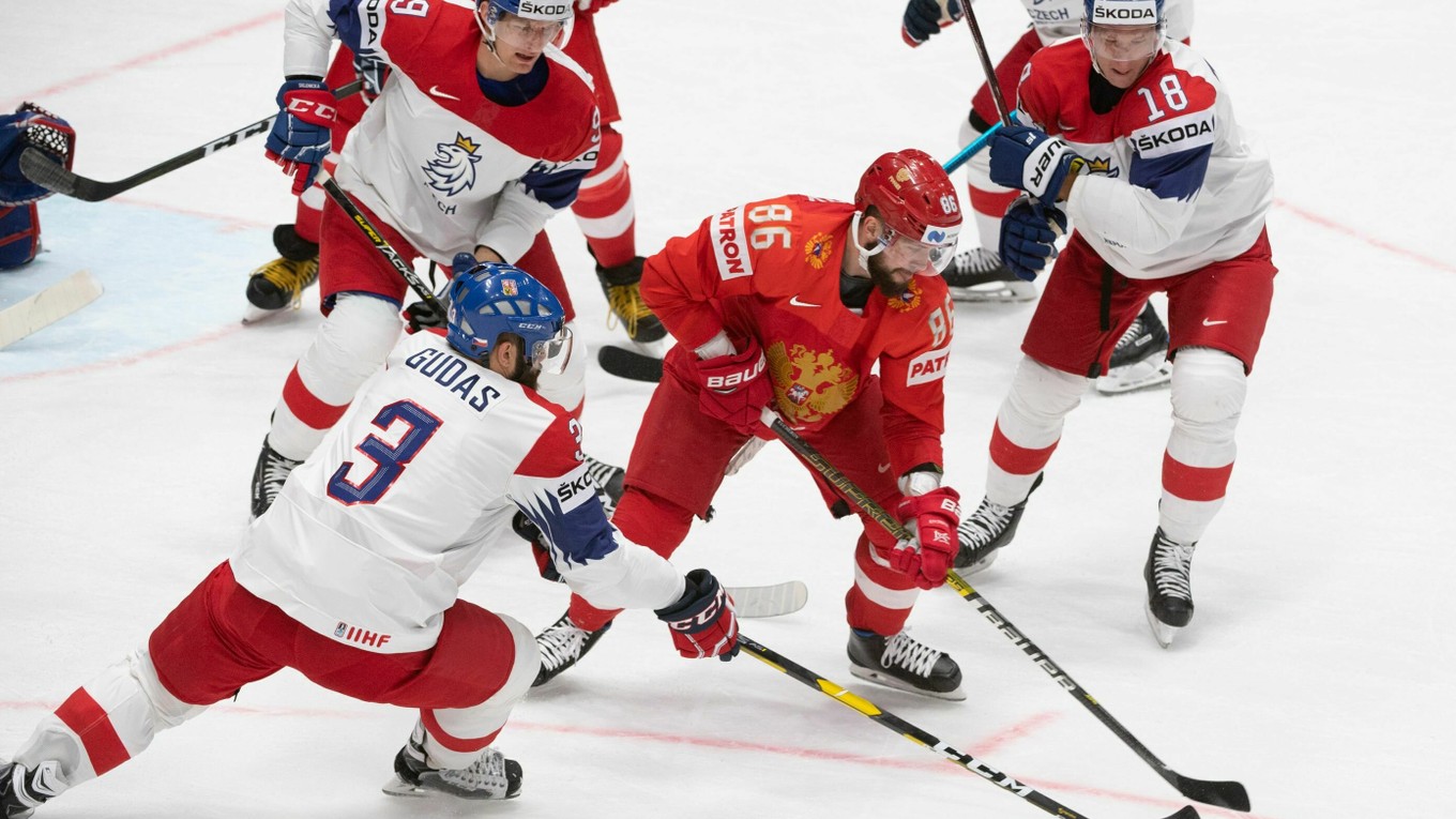 Nikita Kučerov (v popredí) v zápase Rusko - Česko na MS v hokeji 2019.