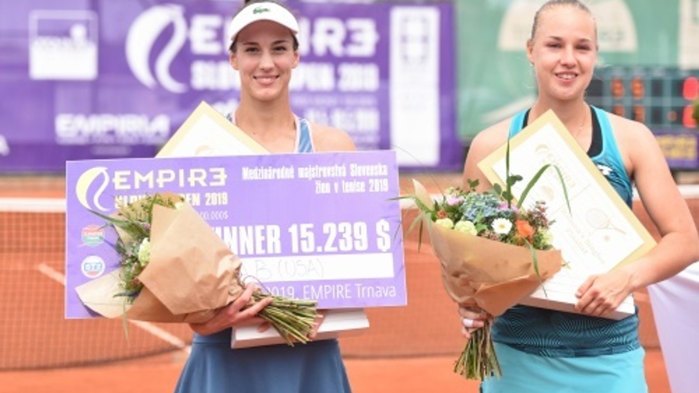 Na snímke zľava víťazka turnaja Empire Slovak Open 2019 Bernarda Pera (USA) a finalistka Anna Blinková (RUS) po skončení finálového zápasu v nedeľu 19. mája 2019.