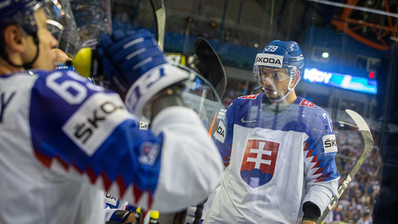 Libor Hudáček (vpravo) počas zápasu Slovensko - Veľká Británia na MS v hokeji 2019.