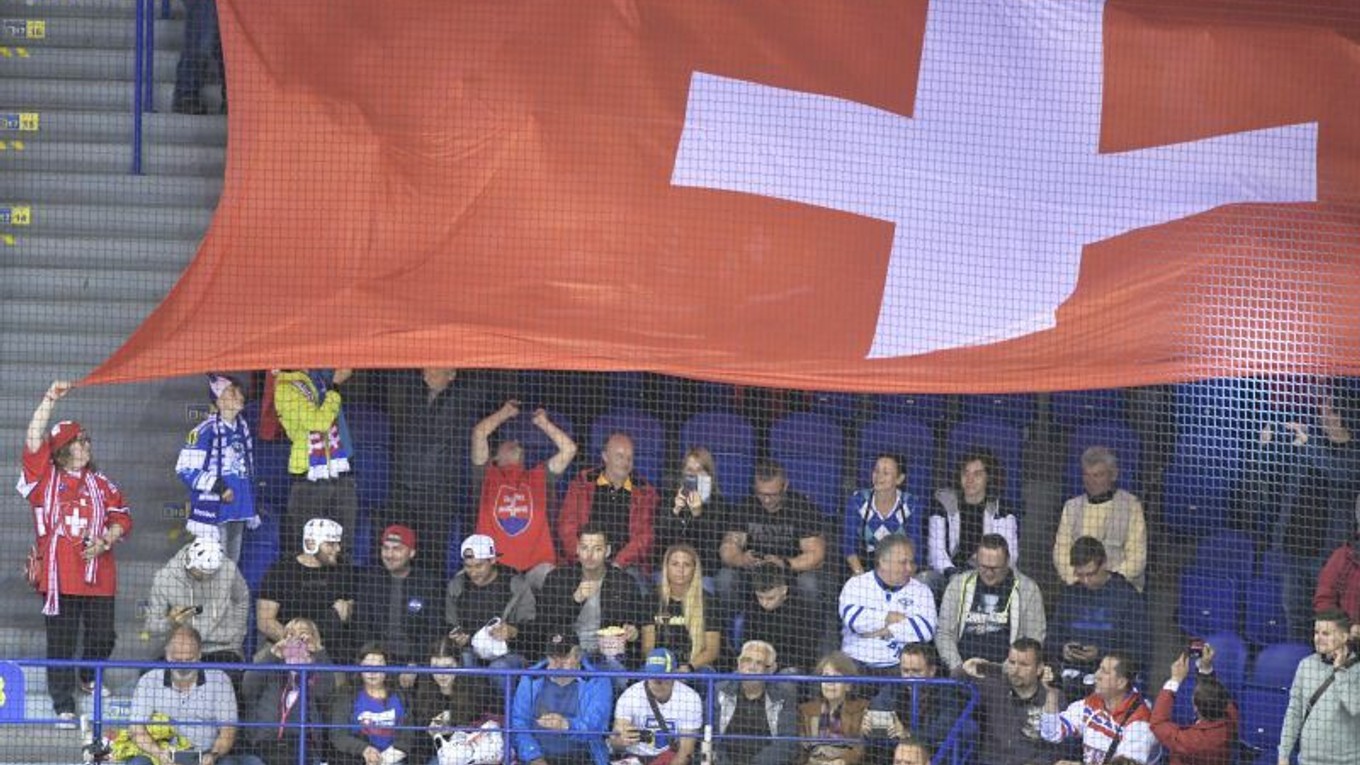 Švajčiarski fanúšikovia v Steel Aréne v zápase štvrťfinále Kanada – Švajčiarsko na MS v hokeji 2019.