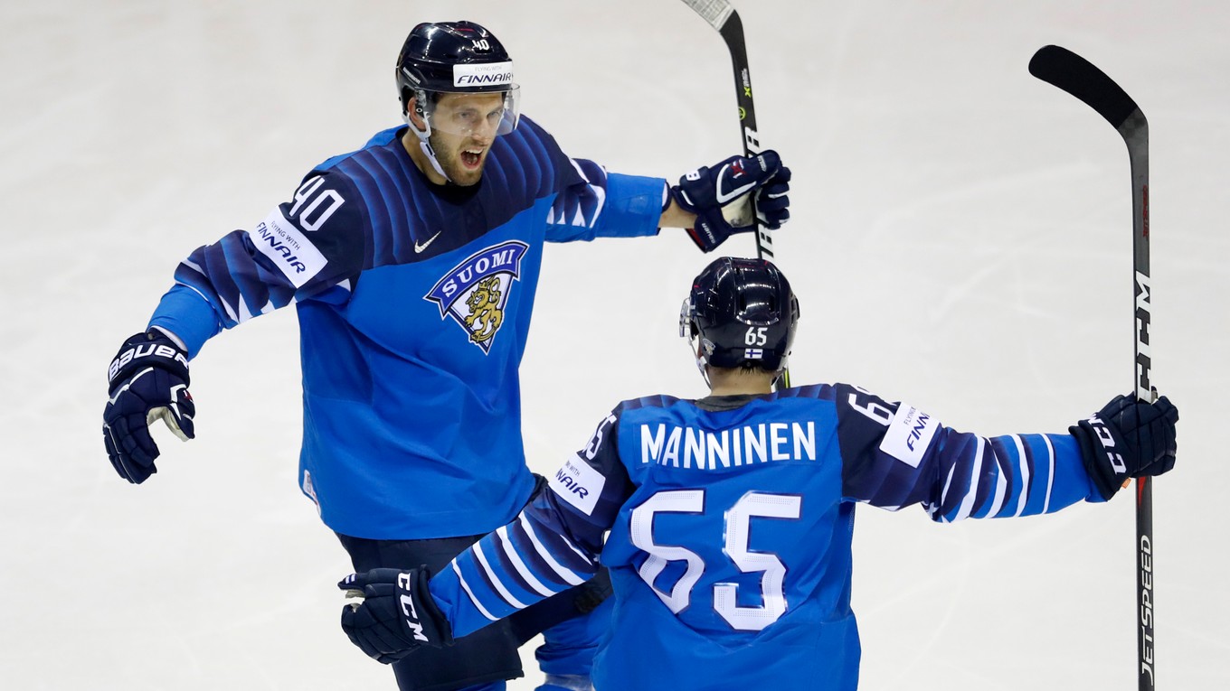 Hokejisti Fínska oslavujú gól v zápase Fínsko - Švédsko na MS v hokeji 2019.