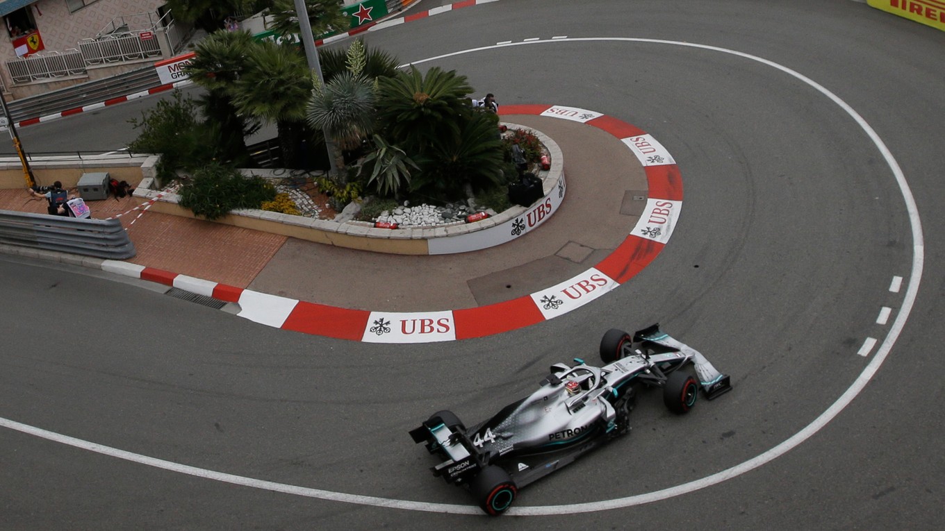 Lewis Hamilton počas prvého tréningu na Veľkú cenu Monaka 2019.