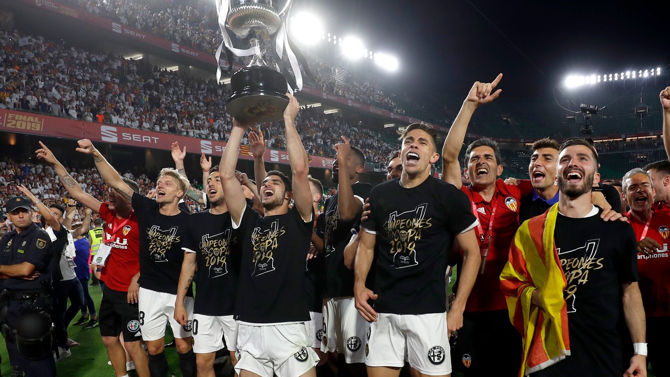 Futbalisti Valencie oslavujú zisk španielskeho Kráľovského pohára.