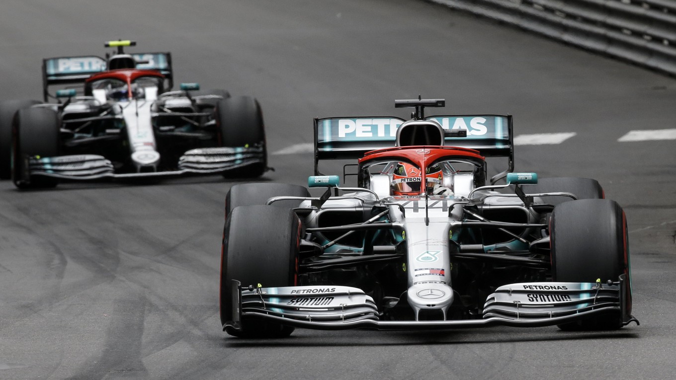 Lewis Hamilton (vpravo) a Valtteri Bottas počas Veľkej ceny Monaka 2019.