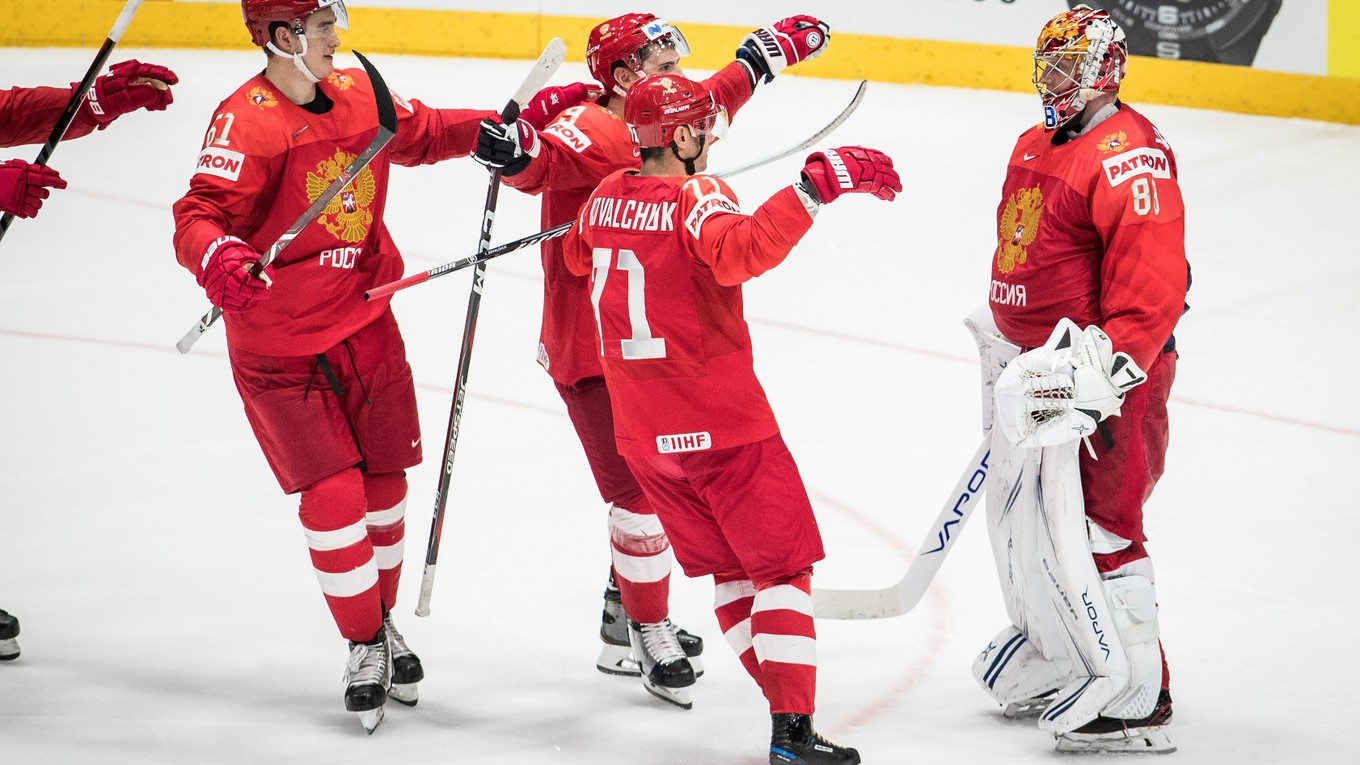 Brankár Andrej Vasilevskij (vpravo) oslavuje víťazstvo nad Českom v zápase o bronz na MS v hokeji 2019.