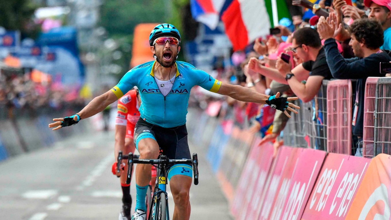 Taliansky cyklista Dario Cataldo oslavuje v cieli víťazstvo 15.etapy cyklistických pretekov Giro d'Italia na trati dlhej 232 km, z Ivrey do Coma 26. mája 2019.
