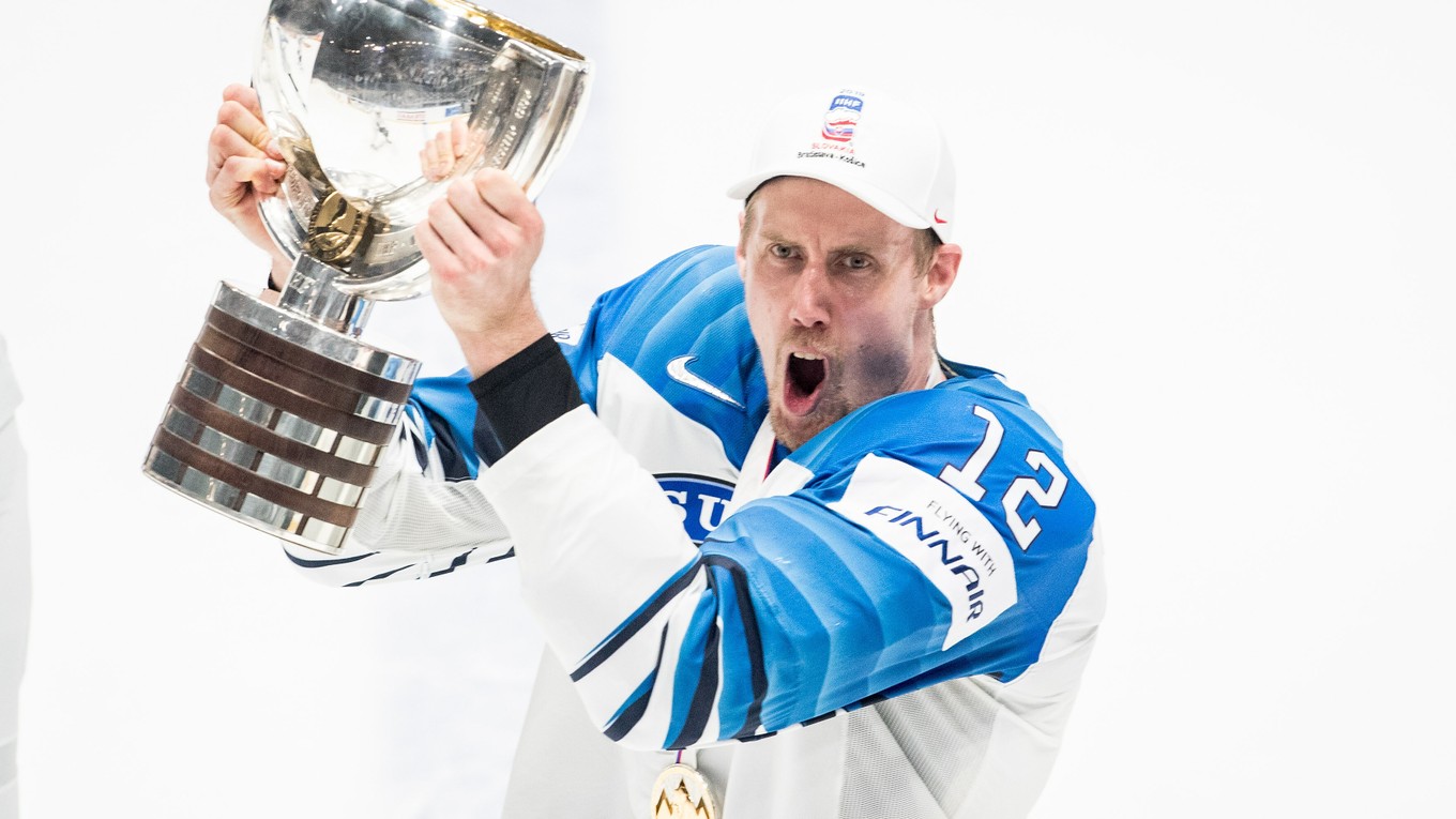 Fínsky kapitán Marko Antilla zdvíha trofej pre majstra sveta v hokeji.