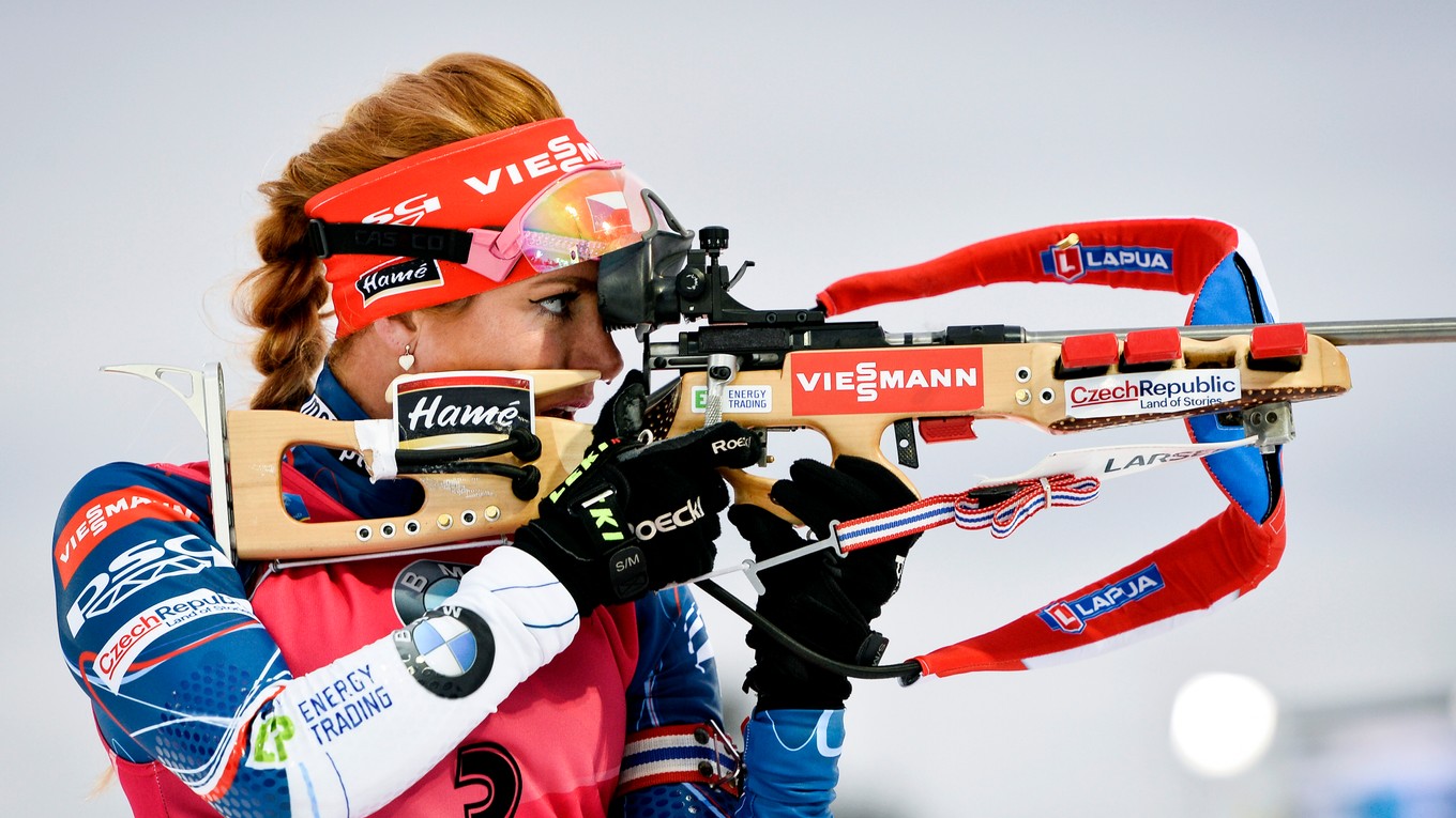 Gabriela Koukalová strieľa v stíhacích pretekoch 1. kola Svetového pohára biatlonistiek na 10 km trati vo švédskom Östersunde 4. decembra 2016.