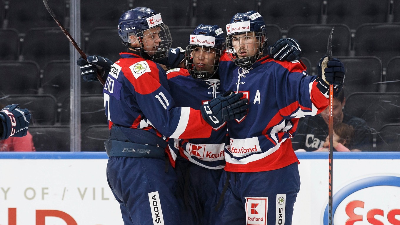 Hráči tímu do 18 rokov sa tešia z gólu v zápase Hlinka Gretzky Cupu.