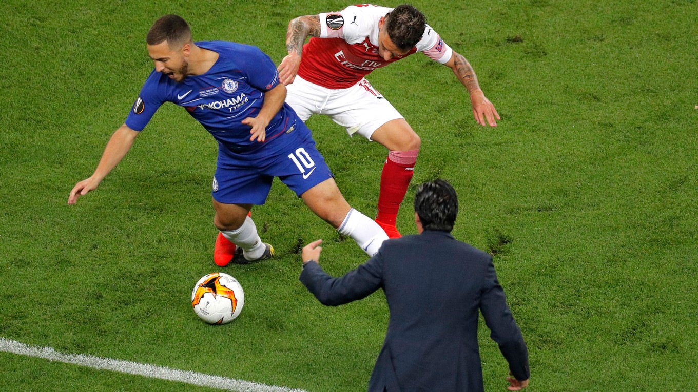 Tréner Arsenalu Unai Emery sleduje súboj Edena Hazarda s Lucasom Torreirom.