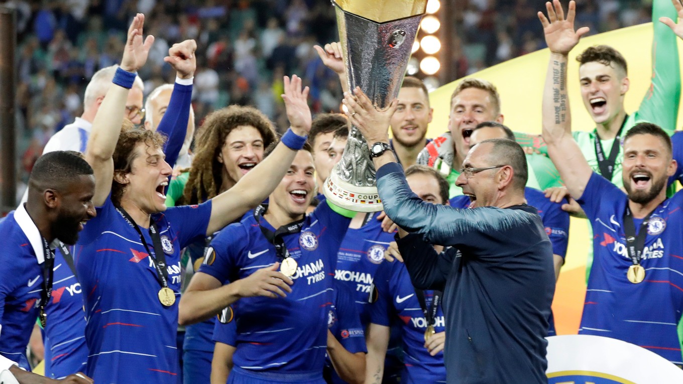 Tréner Chelsea Maurizio Sarri s trofejou.