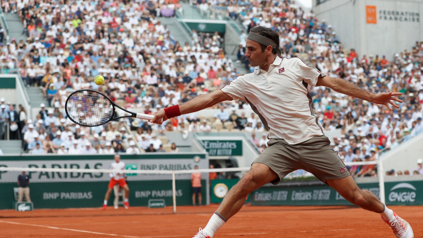 Roger Federer odvracia loptičku Nórovi Casperovi Ruudovi v 3. kole grandslamového tenisového turnaja Roland Garros v Paríži 31. mája 2019.