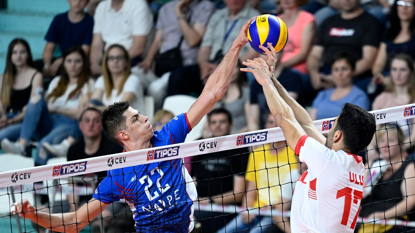 Július Firkaľ (vľavo) a Dogukan Ulu počas zápasu Zlatej európskej ligy 2019 Slovensko - Turecko.