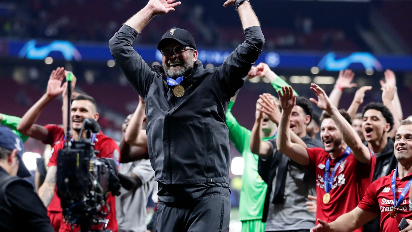 Tréner a futbalisti Liverpoolu oslavujú po zisku trofeje šampiónov v Lige majstrov.