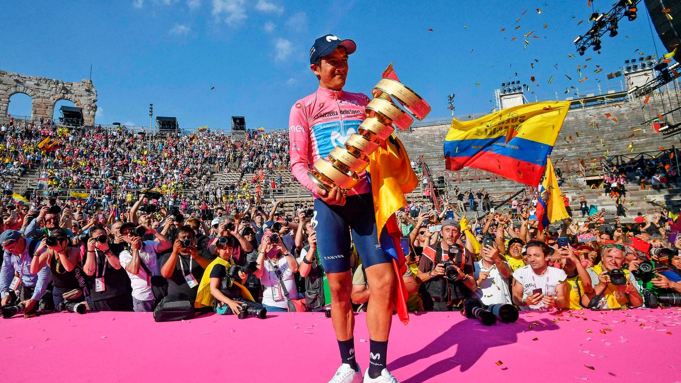 Richard Carapaz oslavuje triumf na Giro d'Italia 2019.