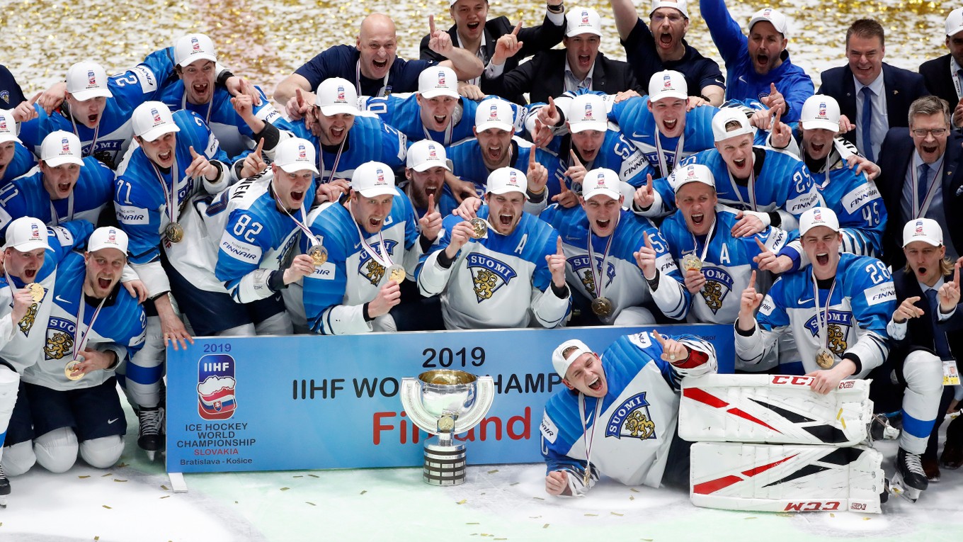 Fíni pri oslavách zisku titulu majstrov sveta. 
