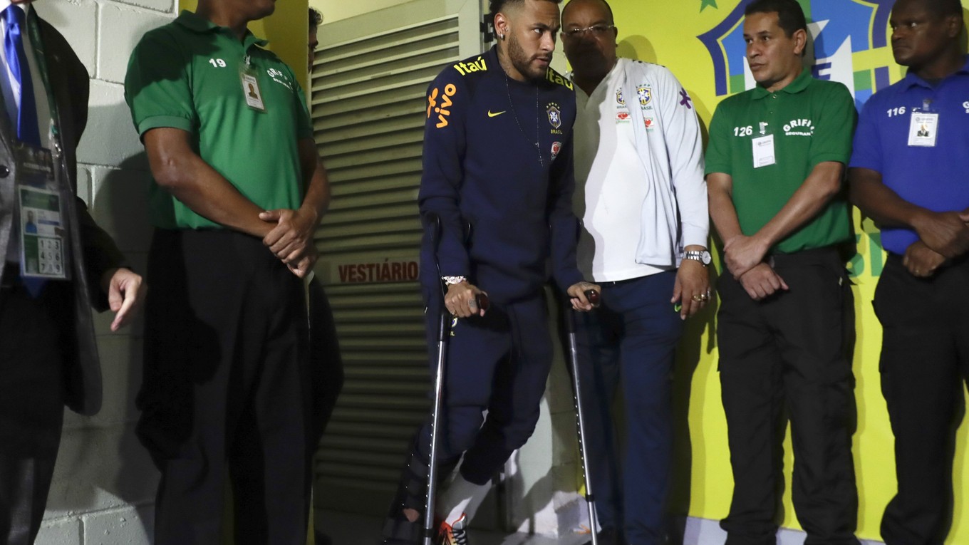 Neymar (v strede) po zranení.