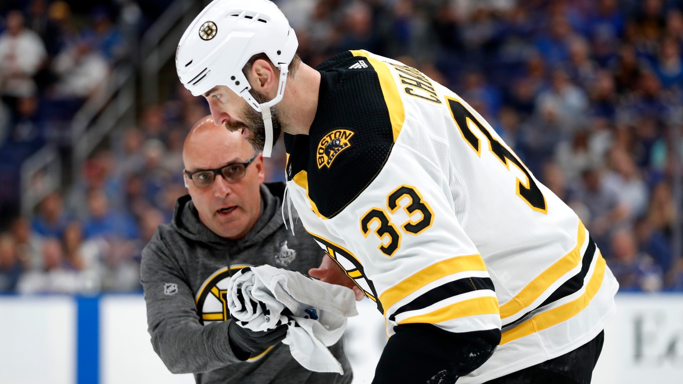 Kapitán Bostonu Bruins Zdeno Chára korčuľuje z ľadu po zásahu pukom vo štvrtom dueli finále play off zámorskej hokejovej NHL St. Louis Blues - Boston Bruins v St. Louis 3. júna 2019.