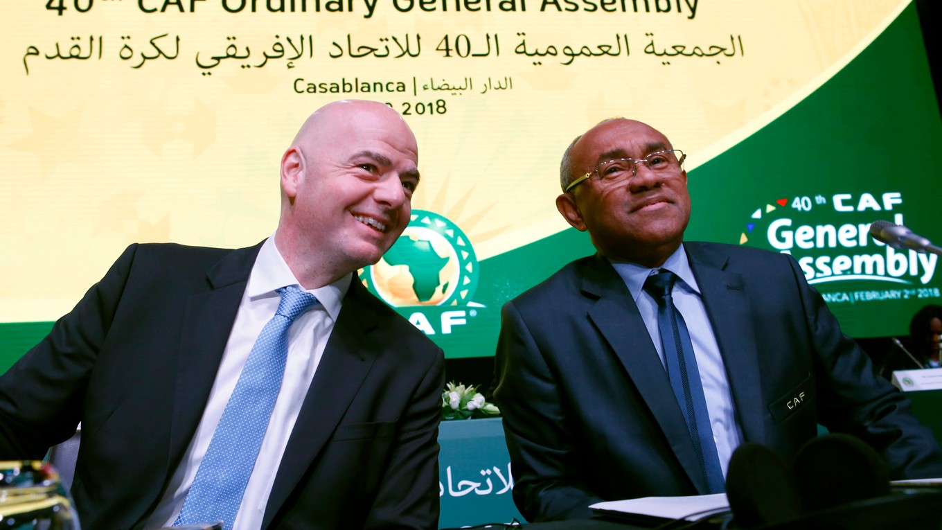 Ahmad Ahmad (vpravo) a prezident FIFA Gianni Infantino.