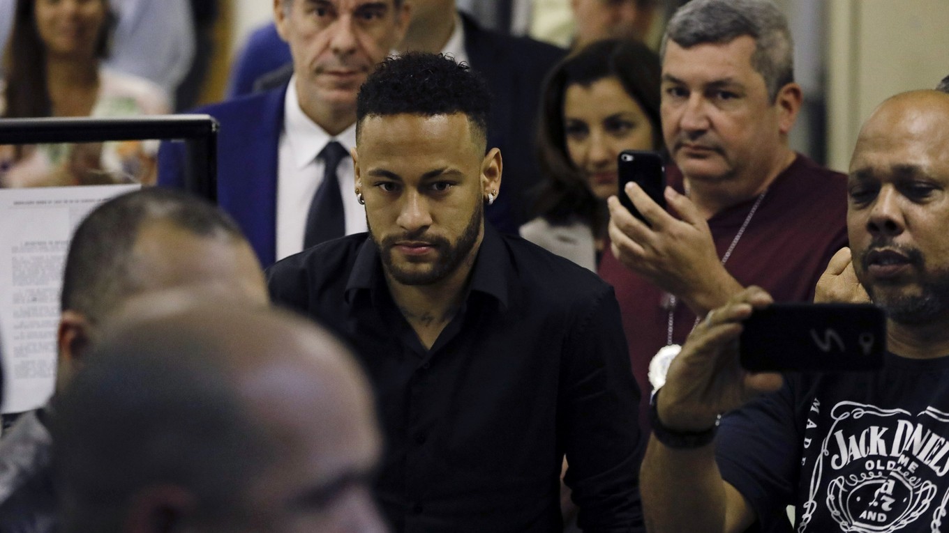 Neymar prichádza na vypočúvanie v kauze obvinenia zo znásilnenia.