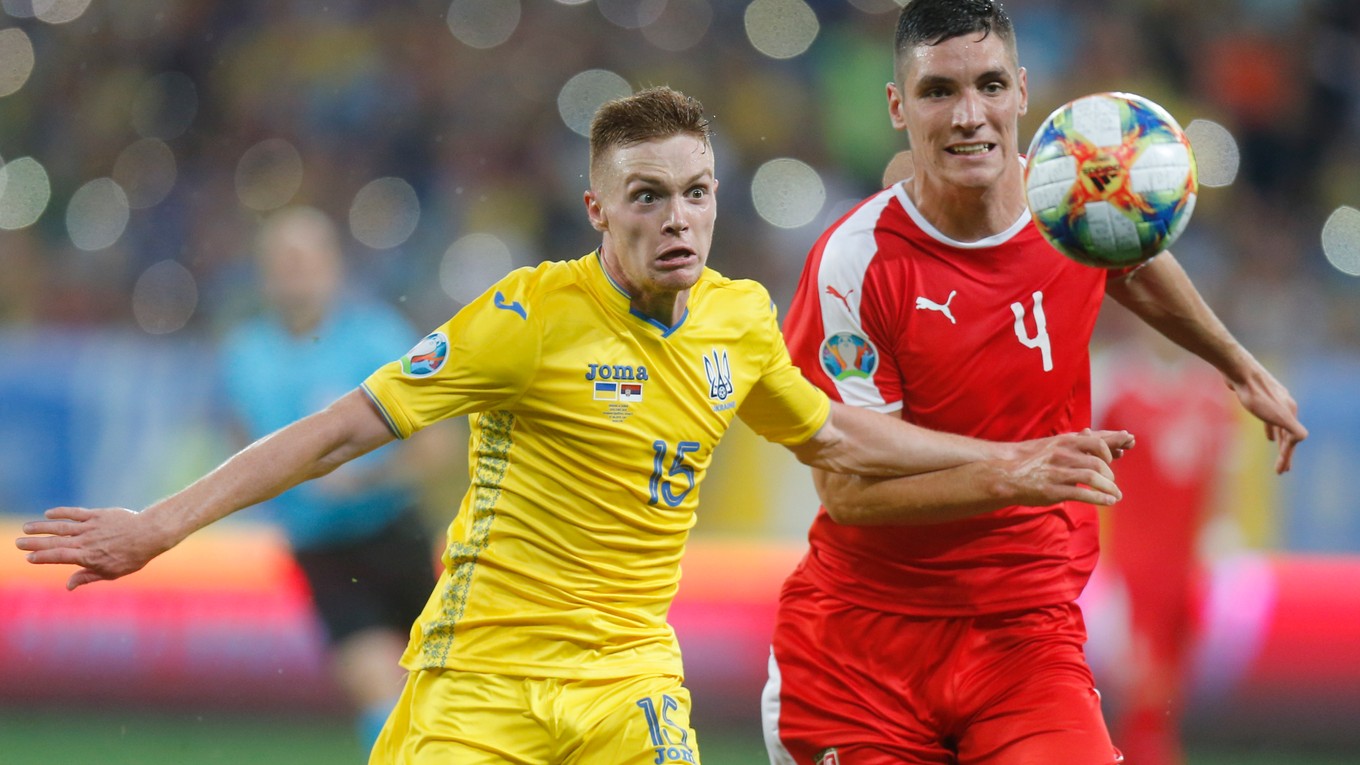 Zľava Viktor Cygankov a Nikola Milenkovič v zápase Ukrajina - Srbsko v rámci kvalifikácie na EURO 2020.