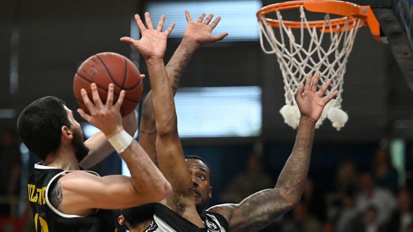 Zľava Goran Bulatovič (Inter) a Delvon Johnson (Prievidza) vo štvrtom zápase finále play-off SBL mužov BC Prievidza - BK Inter Bratislava.