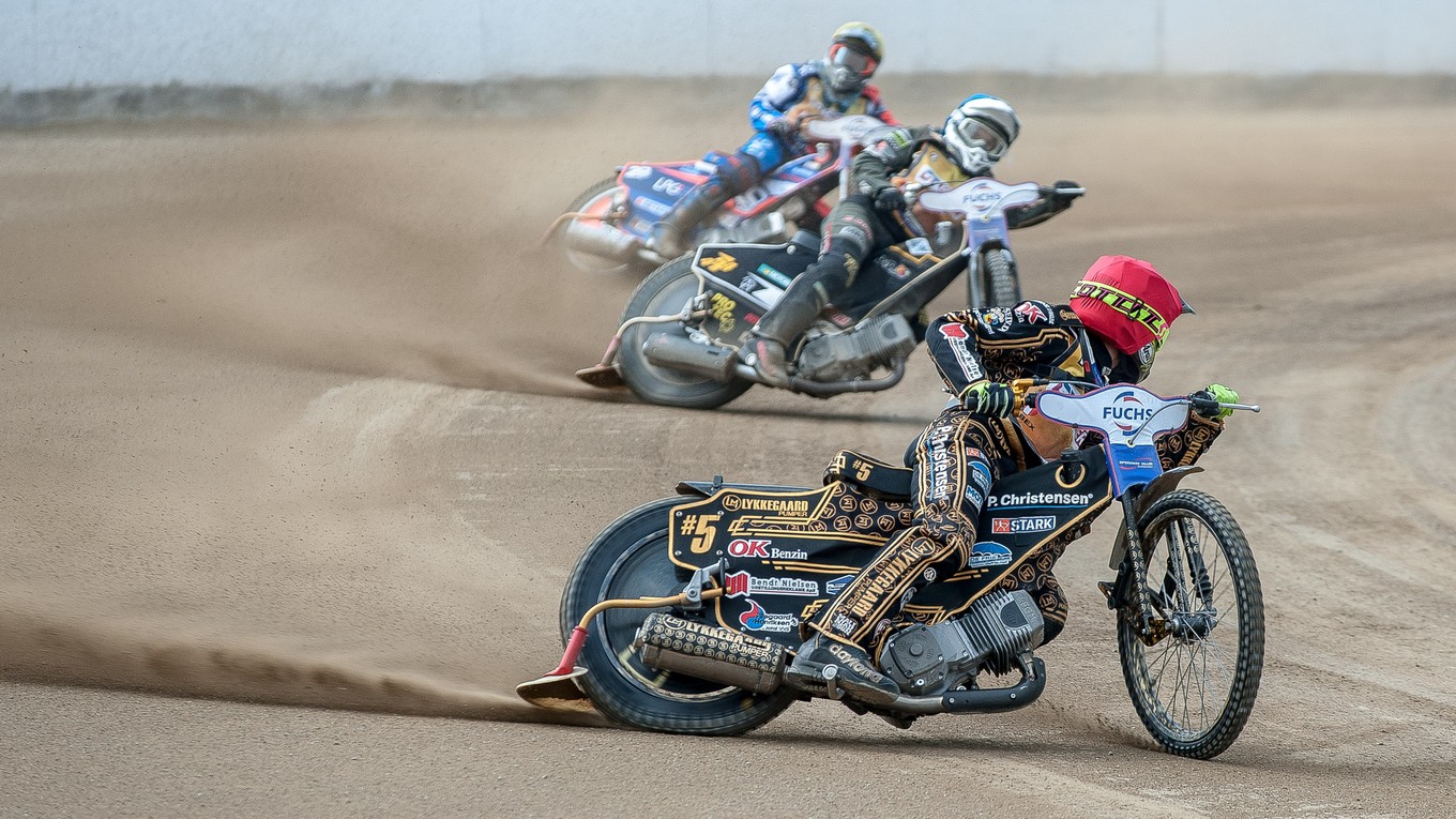 V popredí dánsky pretekár Anders Thomsen sleduje svojich súperov počas majstrovstiev sveta motocyklov na plochej dráhe v Žarnovici.