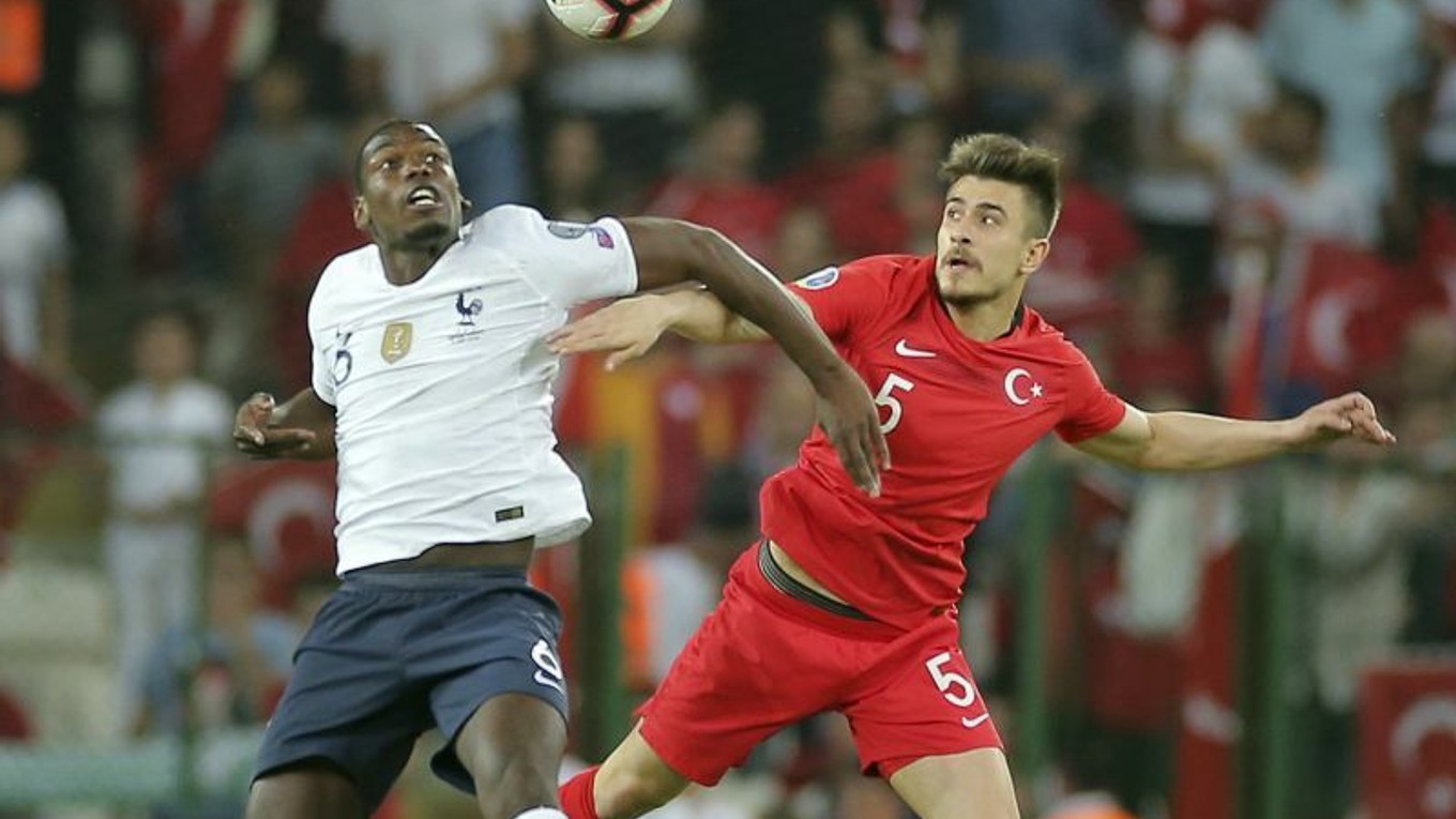 Francúzsky reprezentant Paul Pogba v súboji s Turkom Dorukhanom Tokozom.