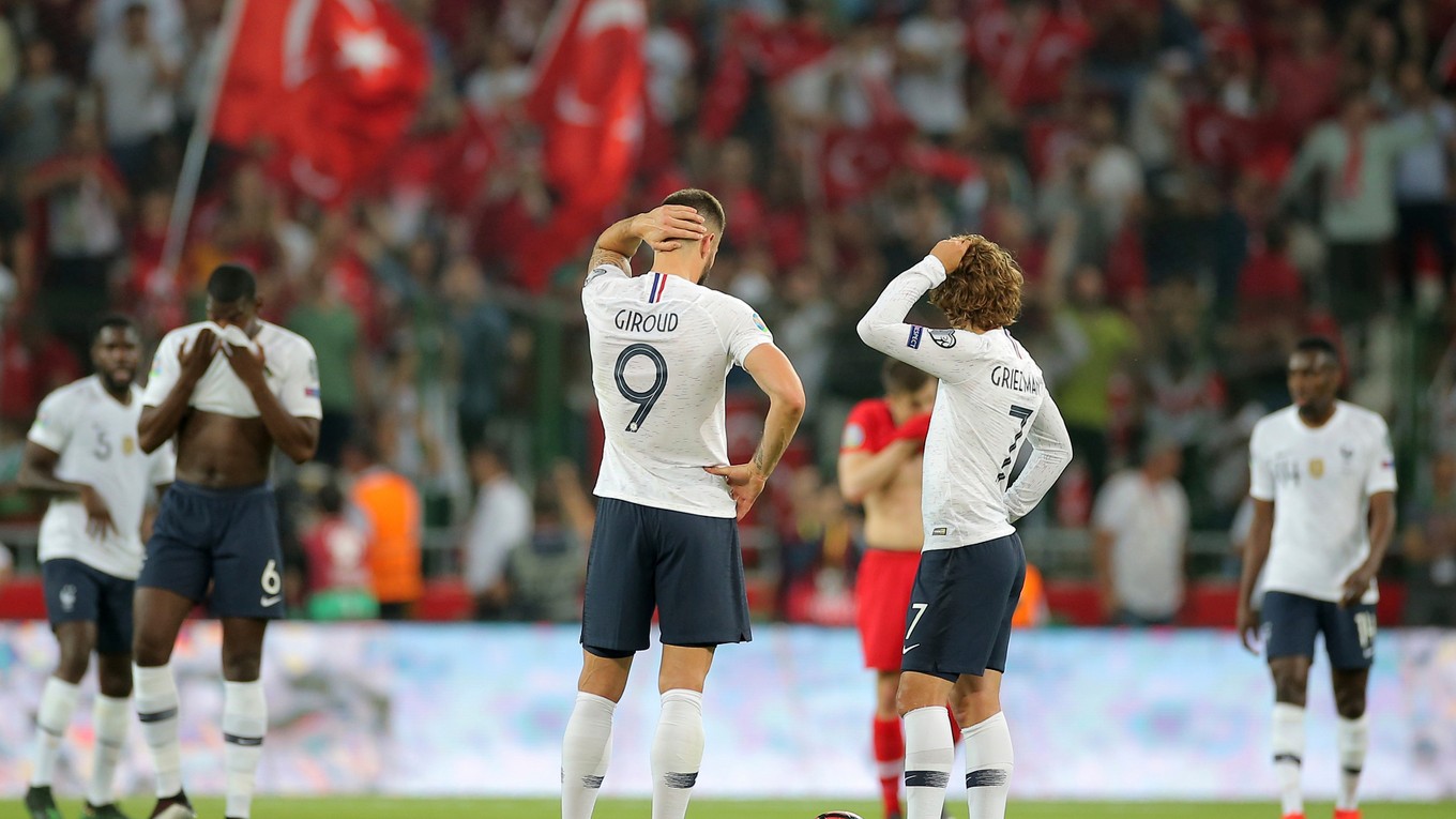 Olivier Giroud (9) a Antoine Griezmann (7) v zápase proti Turecku.
